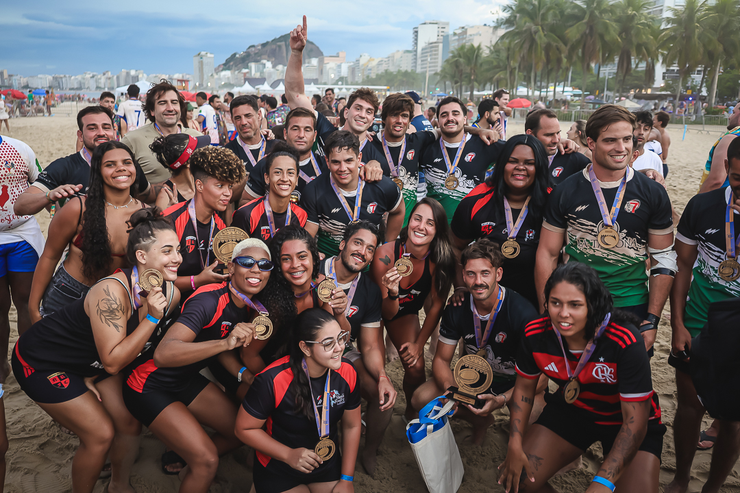 Time comemorando na praia